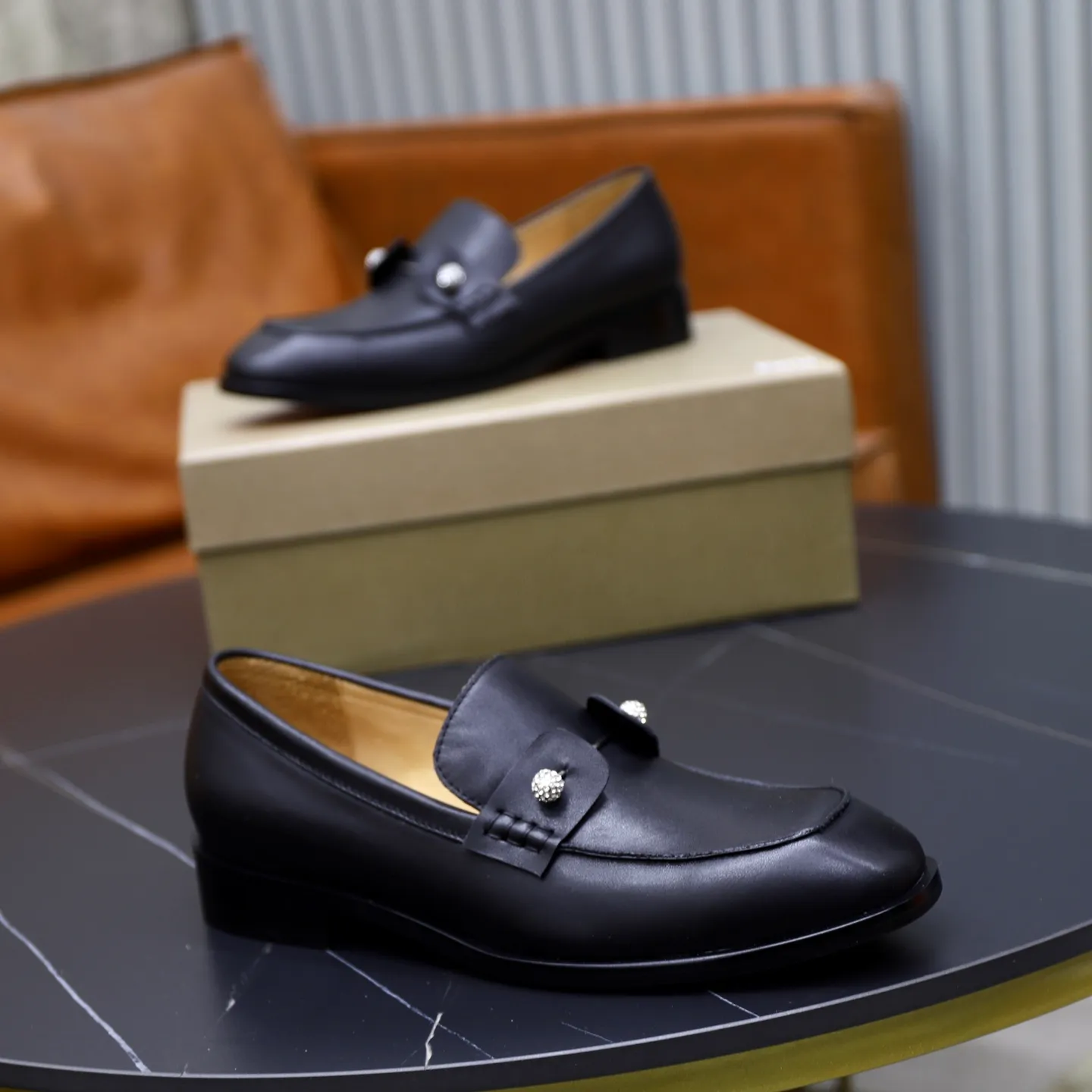 Ex-factory price: 680💰Christia*.Loubouti*🆑High-end men’s business formal leather shoes｜Classic red sole shoes｜Original imported first-layer cowhide｜Water-dyed cowhide lining｜Italian imported red rubber outsole｜High-end luxury｜Perfect interpretation of fashion, sunshine, style, suitable for various occasions Size: 38-44 (customized for 45, 46, 47)